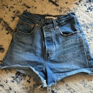 Levi Ribcage Midwash blue jean shorts